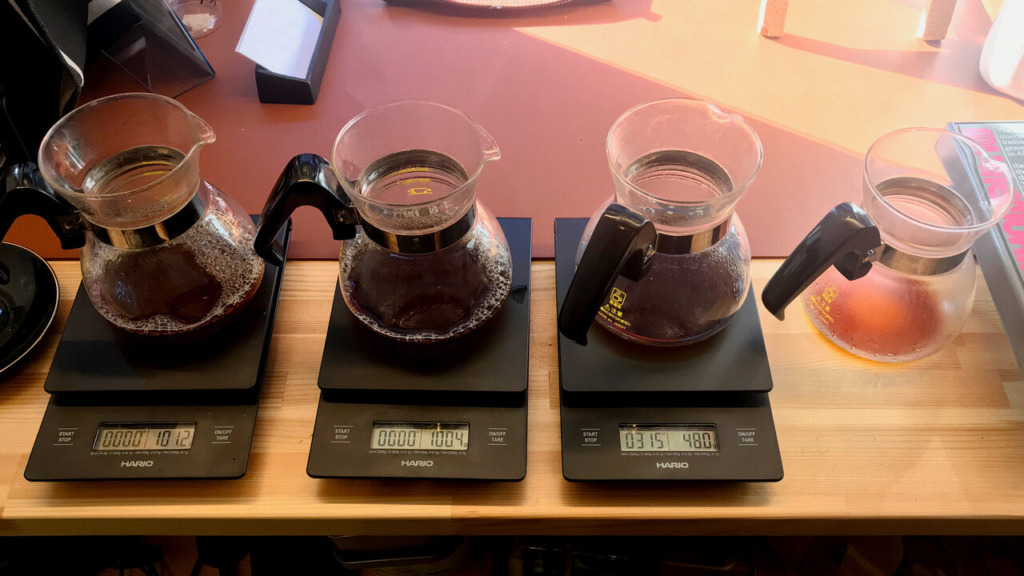 抽出が進むほど薄くなっていくコーヒー。